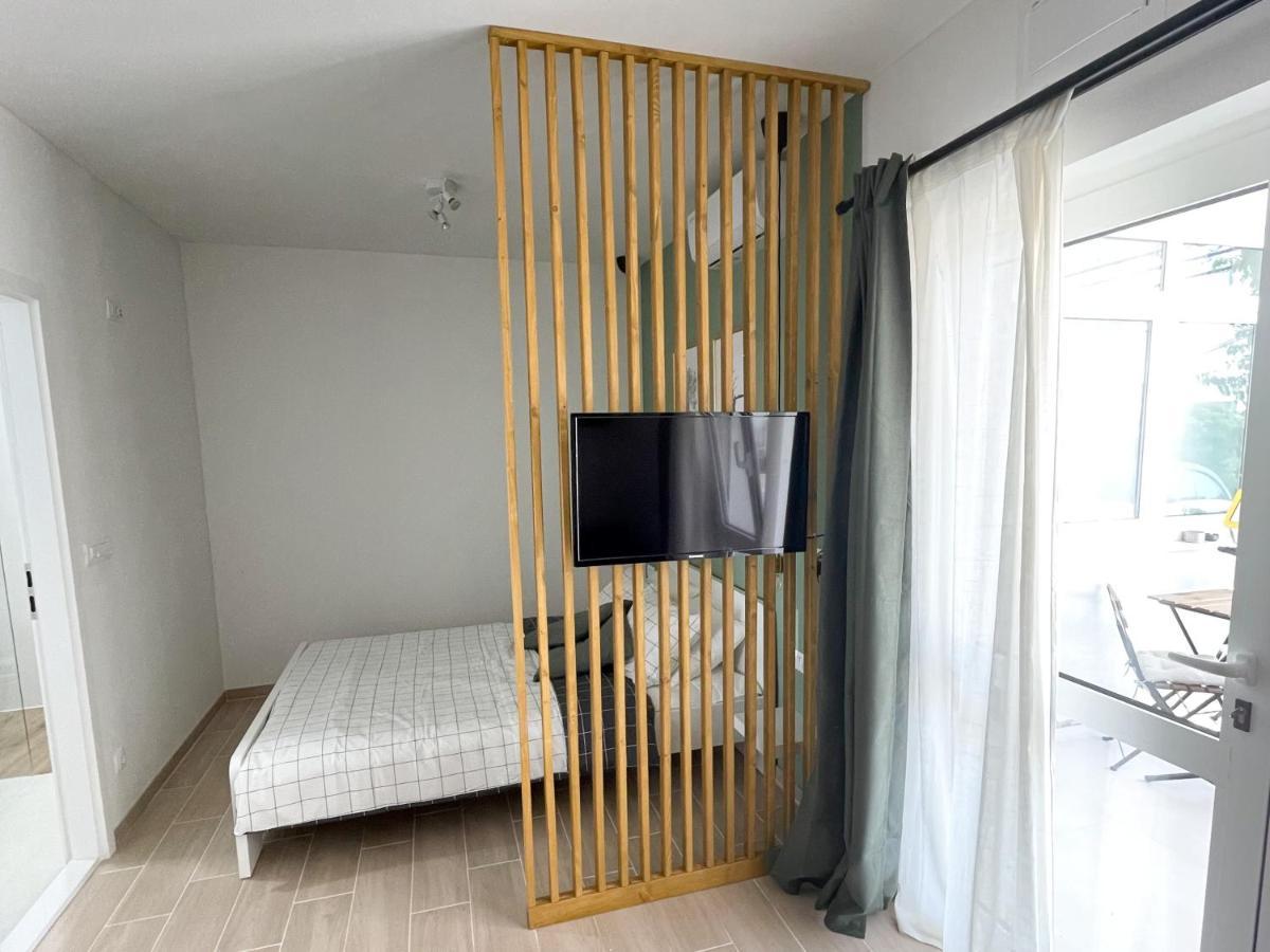 Modern Studio Overlooking Downtown Макарска Экстерьер фото