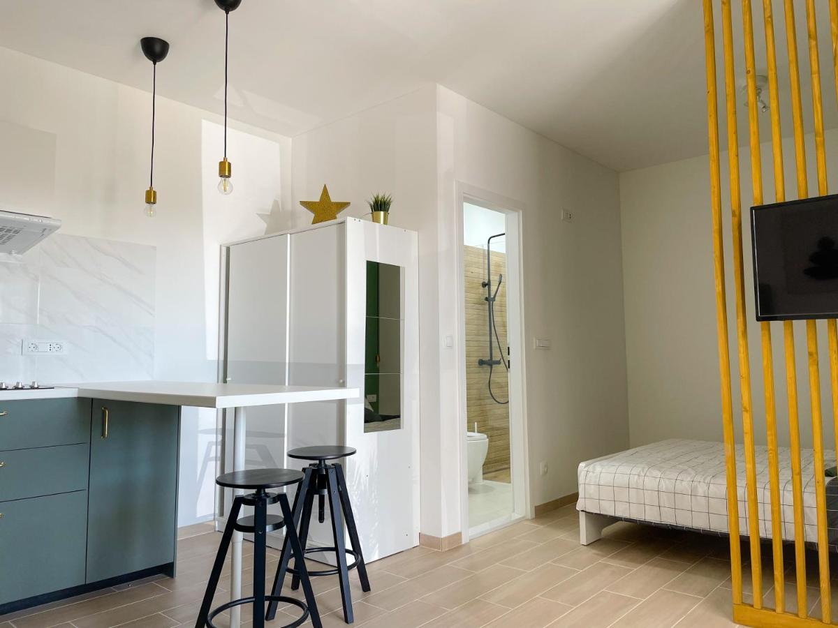 Modern Studio Overlooking Downtown Макарска Экстерьер фото