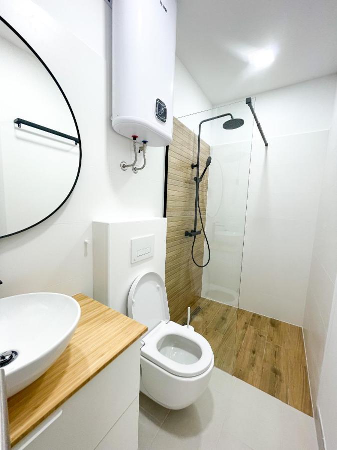 Modern Studio Overlooking Downtown Макарска Экстерьер фото